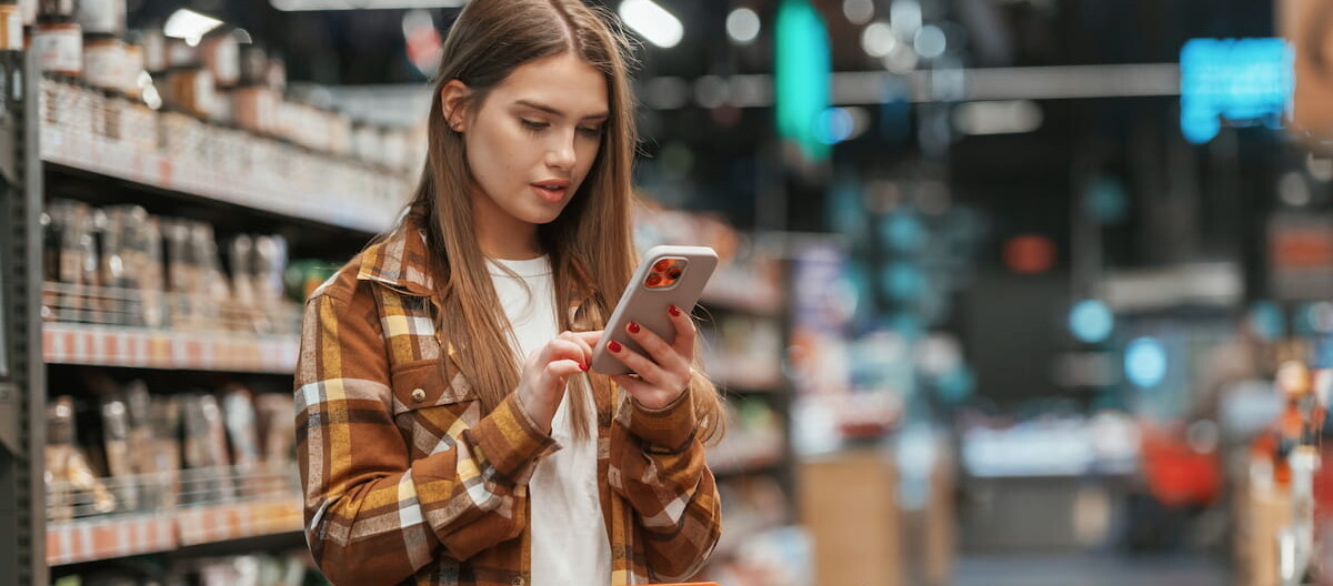 Donna in un supermercato