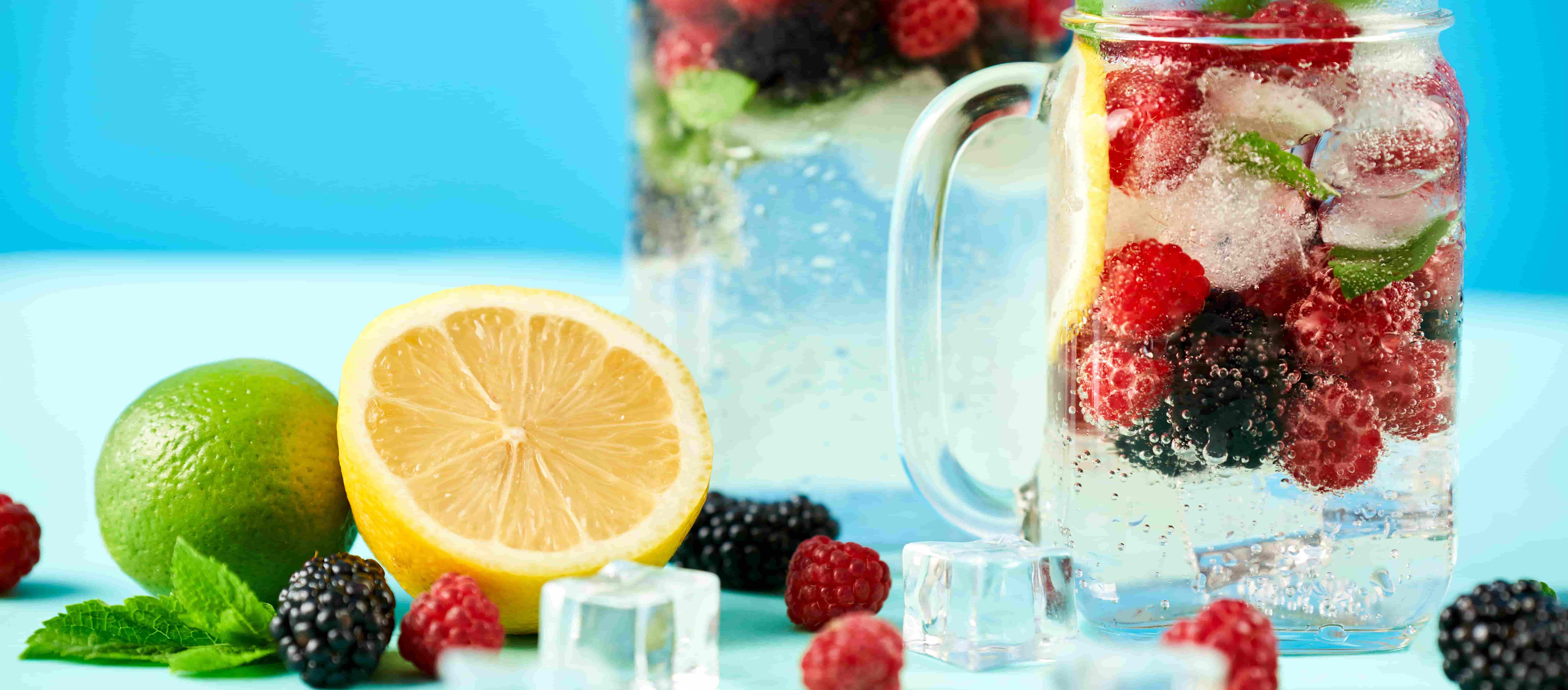 Bevande fresche con cubetti di ghiaccio, frutta ed erbe aromatiche.