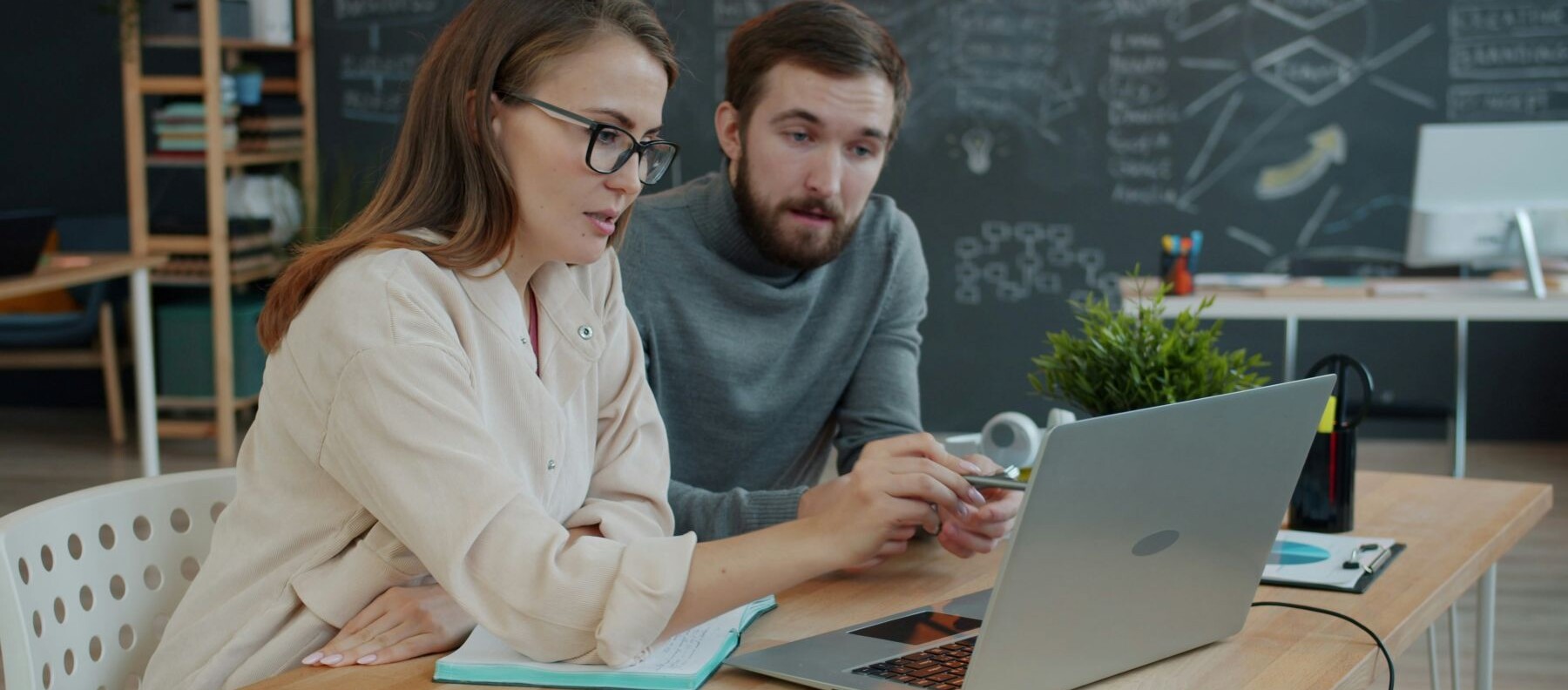 Business peole indentifiying reputable suppliers online