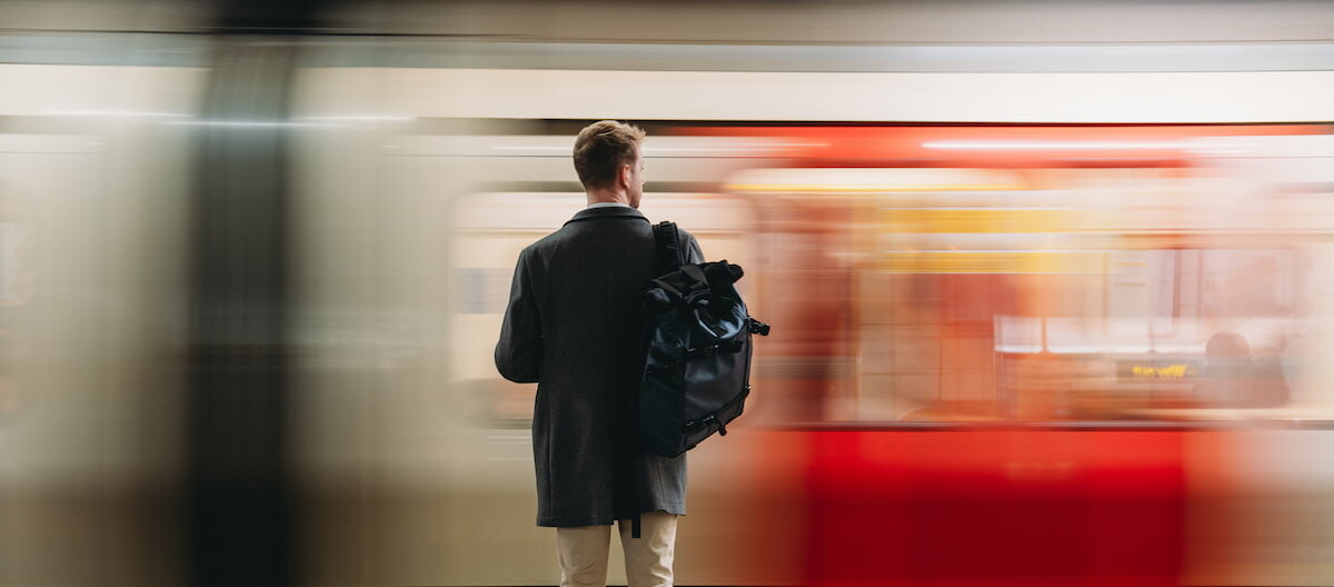 Homme d'affaires attendant le métro