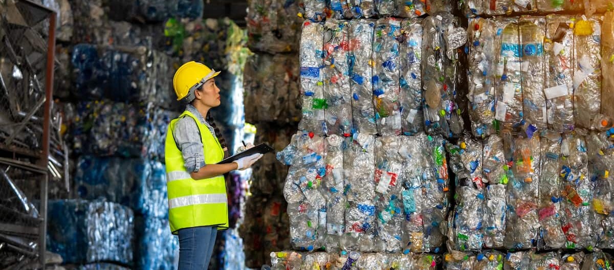 Femme vérifiant du matériel de recyclage
