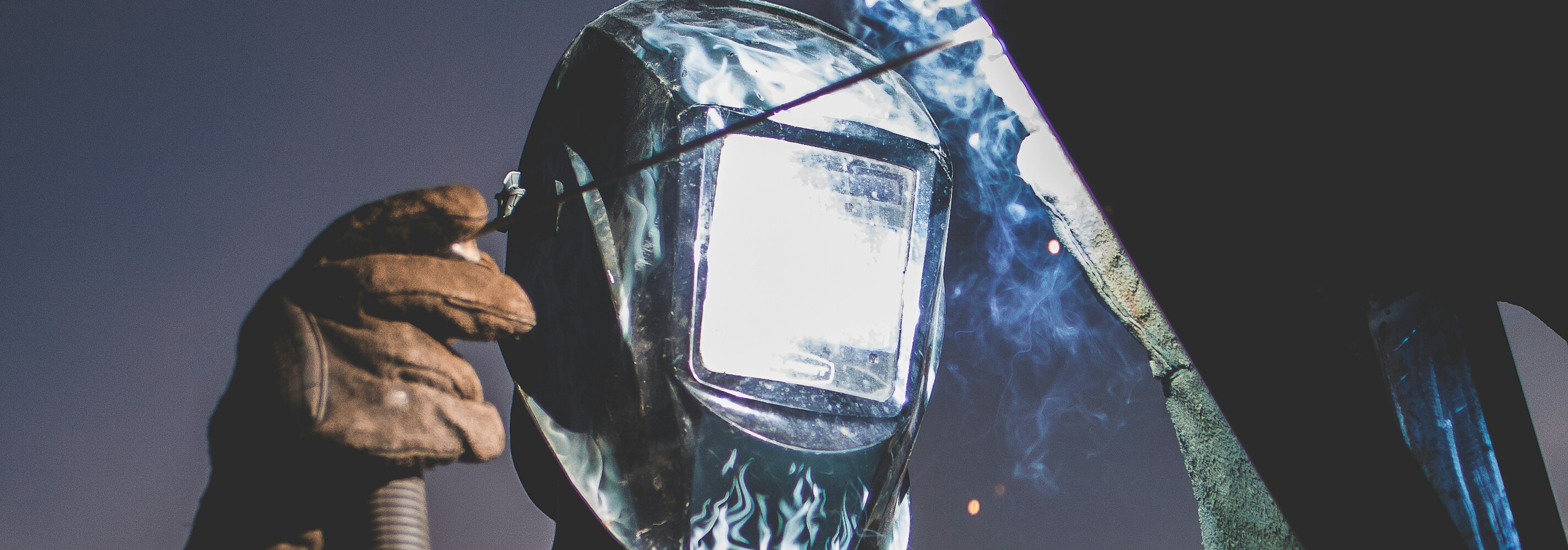 How Do You Choose the Best Welding Helmet for Professional Use? 