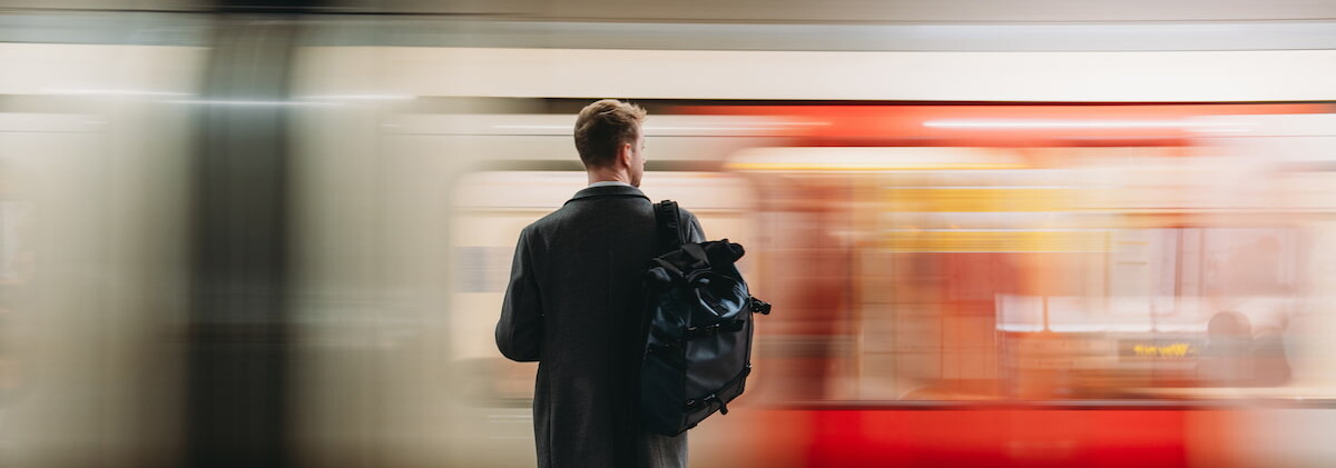 Homme d'affaires attendant le métro